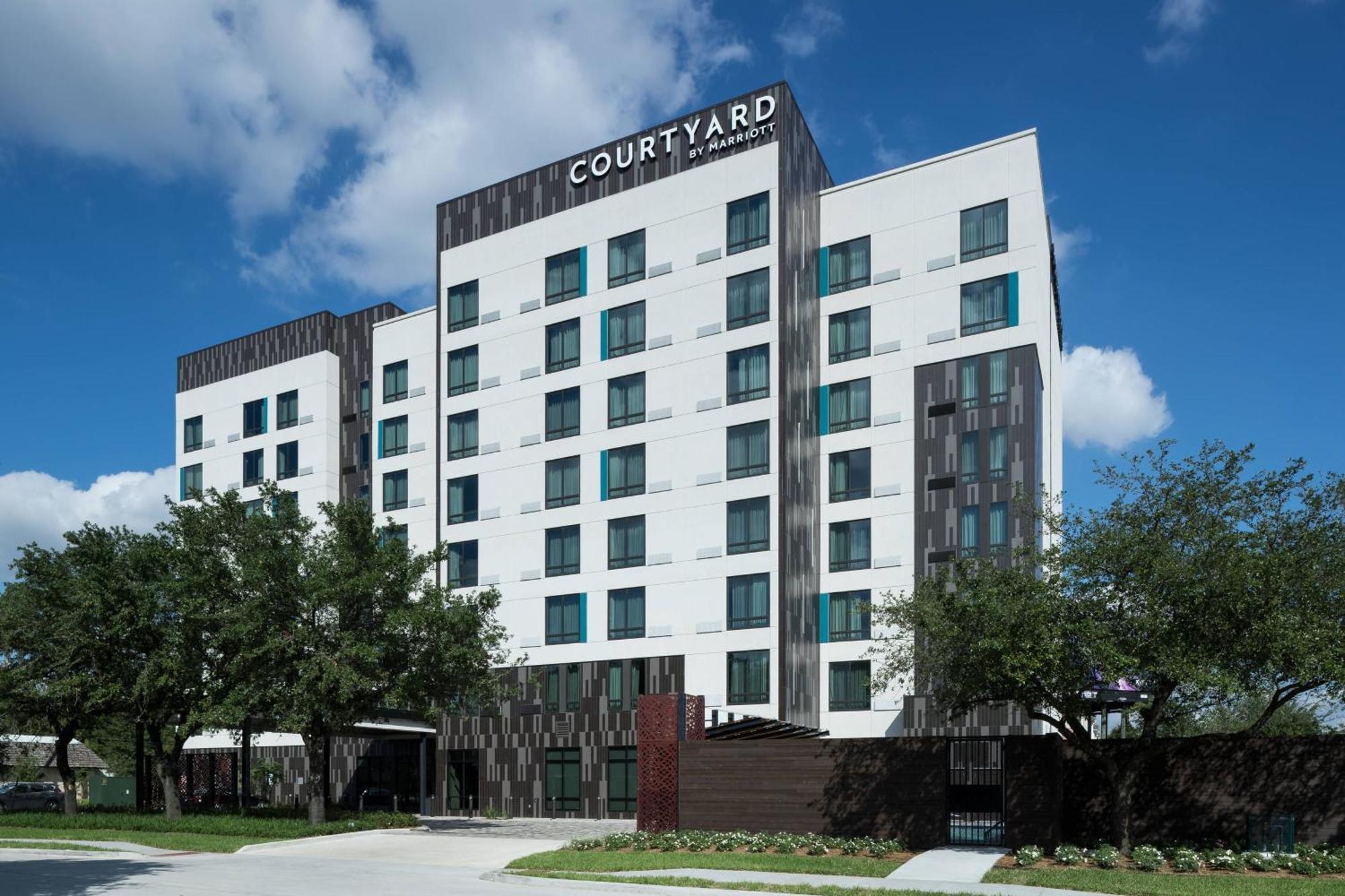 Courtyard By Marriott Houston Heights/I-10 Hotel Exterior photo